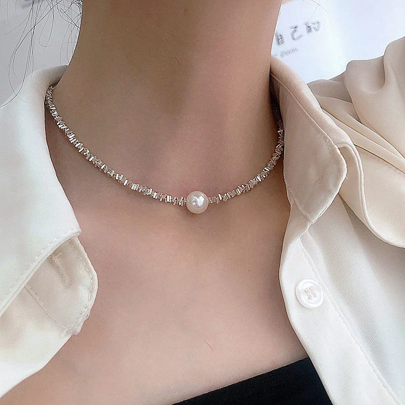 Elegant vitt halsband med kulor
