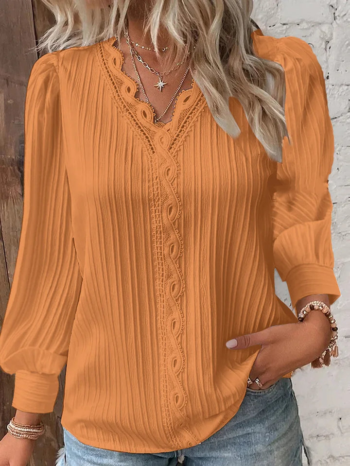 Noora | Selvie – Blus med spetskant och veck