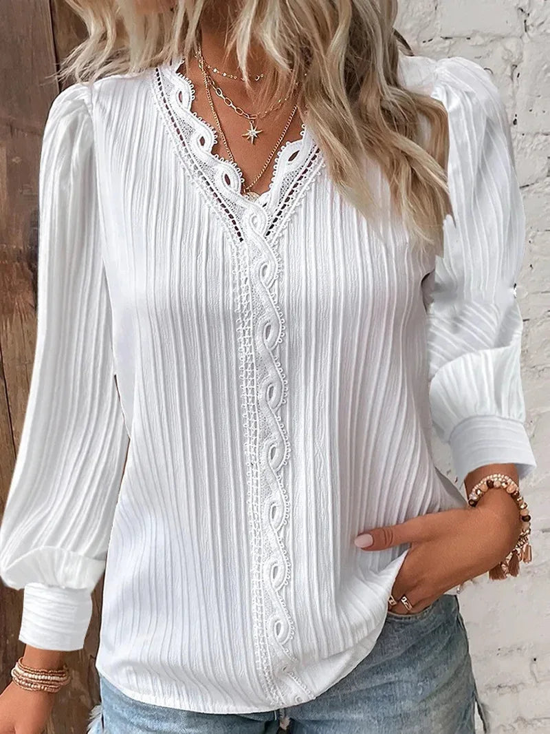Noora | Selvie – Blus med spetskant och veck