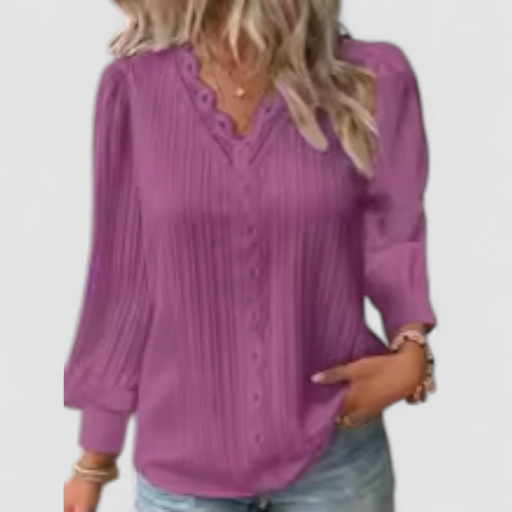 Noora | Selvie – Blus med spetskant och veck