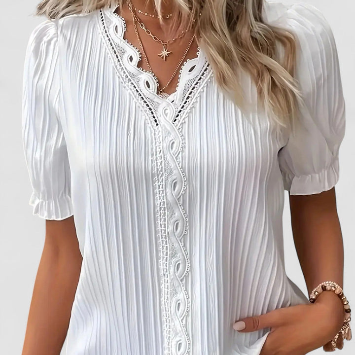 Noora | Elvira – Blus med spets och veckdetaljer